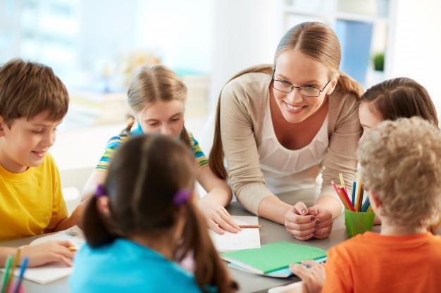 Lehrerin mit einer Gruppe der Kinder